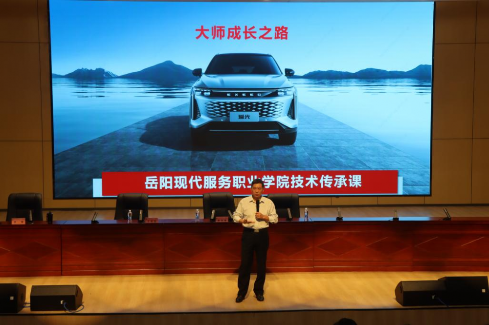 大国工匠登台演讲，逆袭故事点燃激情