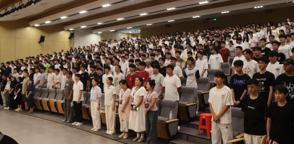 2025级新生入学教育周正式启动 校领导深入一线动员 助力新生开启大学新篇章